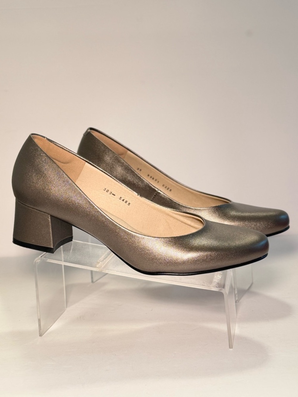 Elegant Women's Metallic Block Heel Pumps - Pewter